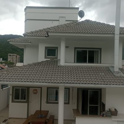 Casa Residencial com 239m², 3 quartos (sendo 1 suíte), 2 garagens, no bairro Pedra Branca em Palhoça