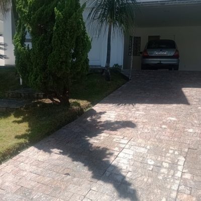 Casa Residencial com 239m², 3 quartos (sendo 1 suíte), 2 garagens, no bairro Pedra Branca em Palhoça