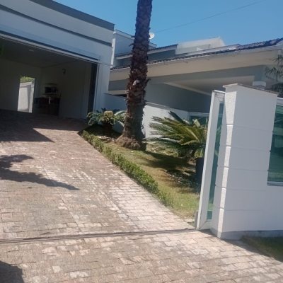Casa Residencial com 239m², 3 quartos (sendo 1 suíte), 2 garagens, no bairro Pedra Branca em Palhoça