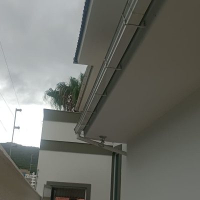 Casa Residencial com 239m², 3 quartos (sendo 1 suíte), 2 garagens, no bairro Pedra Branca em Palhoça