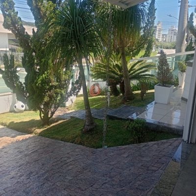 Casa Residencial com 239m², 3 quartos (sendo 1 suíte), 2 garagens, no bairro Pedra Branca em Palhoça