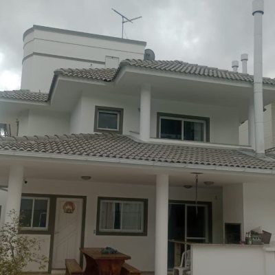 Casa Residencial com 239m², 3 quartos (sendo 1 suíte), 2 garagens, no bairro Pedra Branca em Palhoça