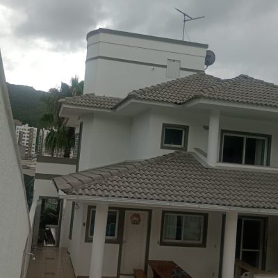 Casa Residencial com 239m², 3 quartos (sendo 1 suíte), 2 garagens, no bairro Pedra Branca em Palhoça