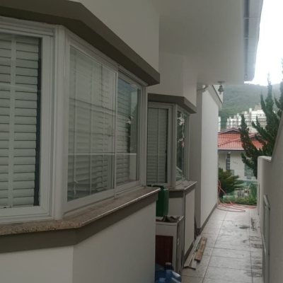 Casa Residencial com 239m², 3 quartos (sendo 1 suíte), 2 garagens, no bairro Pedra Branca em Palhoça