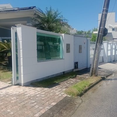 Casa Residencial com 239m², 3 quartos (sendo 1 suíte), 2 garagens, no bairro Pedra Branca em Palhoça