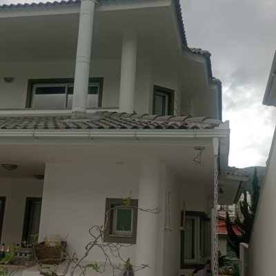 Casa Residencial com 239m², 3 quartos (sendo 1 suíte), 2 garagens, no bairro Pedra Branca em Palhoça