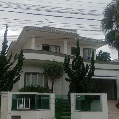 Casa Residencial com 239m², 3 quartos (sendo 1 suíte), 2 garagens, no bairro Pedra Branca em Palhoça