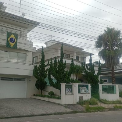 Casa Residencial com 239m², 3 quartos (sendo 1 suíte), 2 garagens, no bairro Pedra Branca em Palhoça