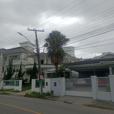 Casa Residencial com 239m², 3 quartos (sendo 1 suíte), 2 garagens, no bairro Pedra Branca em Palhoça