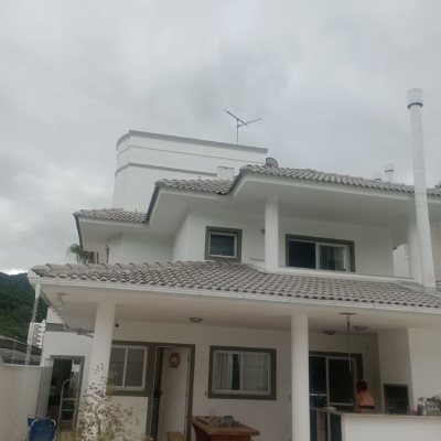 Casa Residencial com 239m², 3 quartos (sendo 1 suíte), 2 garagens, no bairro Pedra Branca em Palhoça