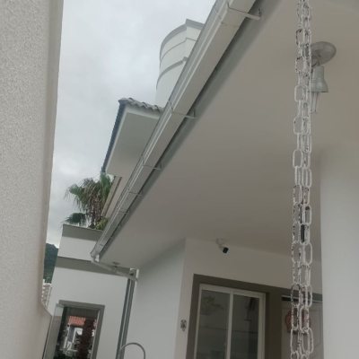 Casa Residencial com 239m², 3 quartos (sendo 1 suíte), 2 garagens, no bairro Pedra Branca em Palhoça