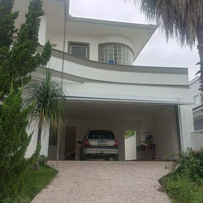 Casa Residencial com 239m², 3 quartos (sendo 1 suíte), 2 garagens, no bairro Pedra Branca em Palhoça