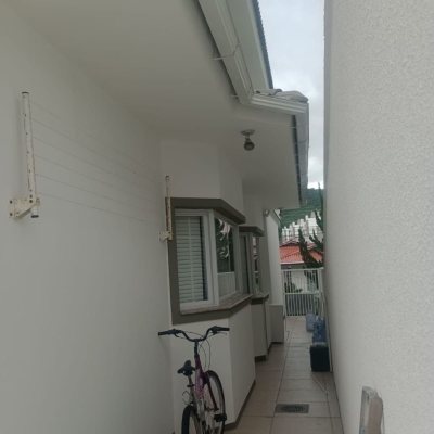 Casa Residencial com 239m², 3 quartos (sendo 1 suíte), 2 garagens, no bairro Pedra Branca em Palhoça