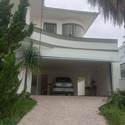 Casa Residencial com 239m², 3 quartos (sendo 1 suíte), 2 garagens, no bairro Pedra Branca em Palhoça