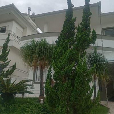 Casa Residencial com 239m², 3 quartos (sendo 1 suíte), 2 garagens, no bairro Pedra Branca em Palhoça