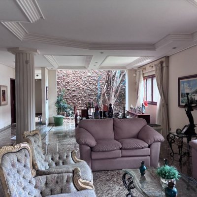 Casa Residencial com 640m², 5 quartos (sendo 5 suítes), 4 garagens, no bairro Itacorubi em Florianópolis