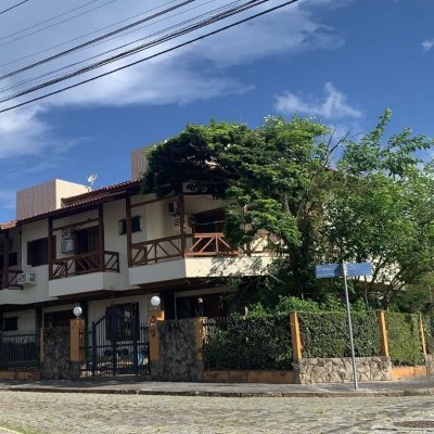 Casa Residencial com 640m², 5 quartos (sendo 5 suítes), 4 garagens, no bairro Itacorubi em Florianópolis