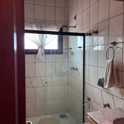 Casa Residencial com 640m², 5 quartos (sendo 5 suítes), 4 garagens, no bairro Itacorubi em Florianópolis