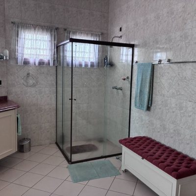 Casa Residencial com 640m², 5 quartos (sendo 5 suítes), 4 garagens, no bairro Itacorubi em Florianópolis