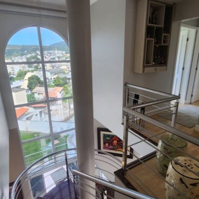 Casa Residencial com 409m², 4 quartos (sendo 4 suítes), 4 garagens, no bairro Carvoeira em Florianópolis
