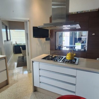 Casa Residencial com 409m², 4 quartos (sendo 4 suítes), 4 garagens, no bairro Carvoeira em Florianópolis