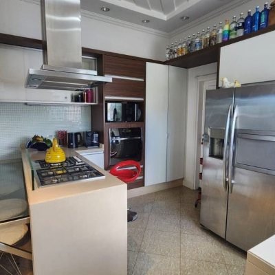 Casa Residencial com 409m², 4 quartos (sendo 4 suítes), 4 garagens, no bairro Carvoeira em Florianópolis
