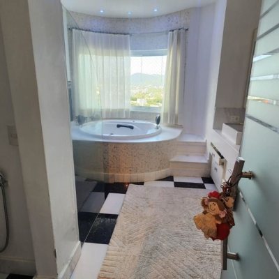 Casa Residencial com 409m², 4 quartos (sendo 4 suítes), 4 garagens, no bairro Carvoeira em Florianópolis