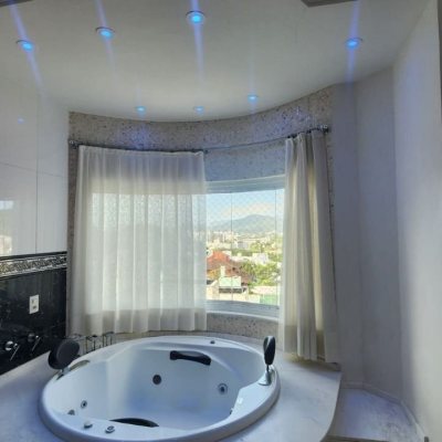 Casa Residencial com 409m², 4 quartos (sendo 4 suítes), 4 garagens, no bairro Carvoeira em Florianópolis