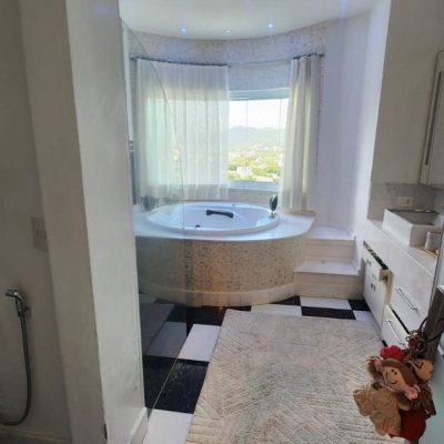Casa Residencial com 409m², 4 quartos (sendo 4 suítes), 4 garagens, no bairro Carvoeira em Florianópolis