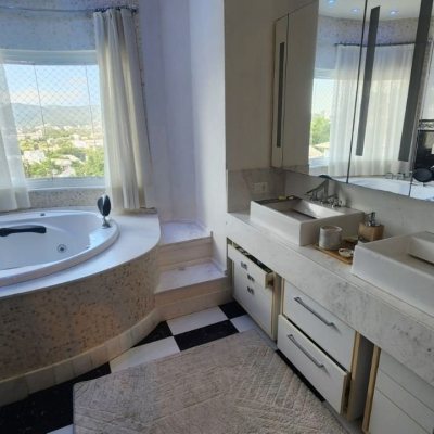 Casa Residencial com 409m², 4 quartos (sendo 4 suítes), 4 garagens, no bairro Carvoeira em Florianópolis