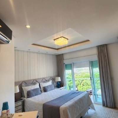 Casa Residencial com 409m², 4 quartos (sendo 4 suítes), 4 garagens, no bairro Carvoeira em Florianópolis