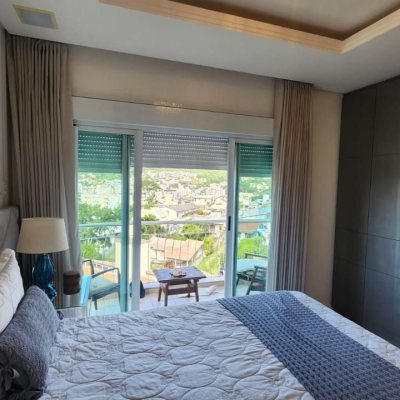 Casa Residencial com 409m², 4 quartos (sendo 4 suítes), 4 garagens, no bairro Carvoeira em Florianópolis