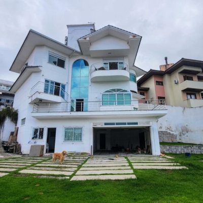Casa Residencial com 409m², 4 quartos (sendo 4 suítes), 4 garagens, no bairro Carvoeira em Florianópolis