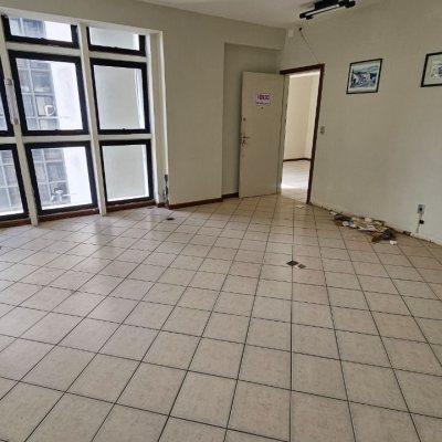 Sala com 32m², no bairro Centro em Florianópolis
