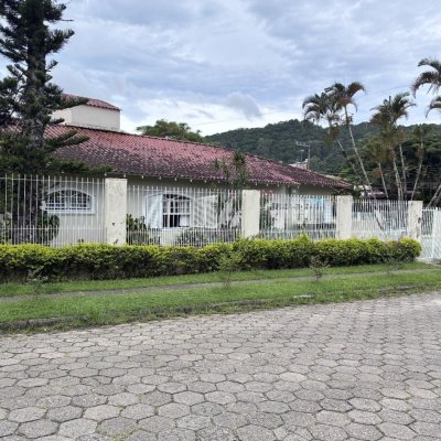Casa Residencial com 240m², 3 quartos (sendo 1 suíte), 2 garagens, no bairro Córrego Grande em Florianópolis