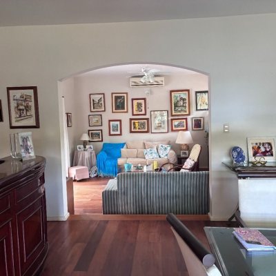 Casa Residencial com 240m², 3 quartos (sendo 1 suíte), 2 garagens, no bairro Córrego Grande em Florianópolis