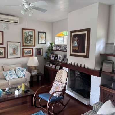 Casa Residencial com 240m², 3 quartos (sendo 1 suíte), 2 garagens, no bairro Córrego Grande em Florianópolis
