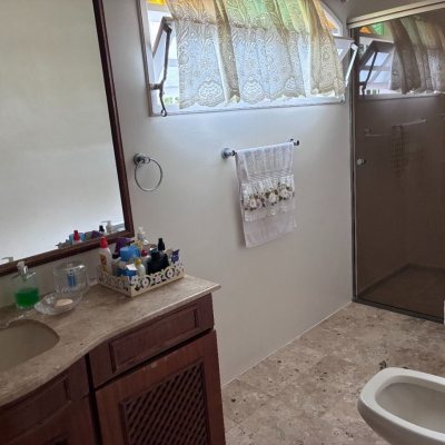 Casa Residencial com 240m², 3 quartos (sendo 1 suíte), 2 garagens, no bairro Córrego Grande em Florianópolis