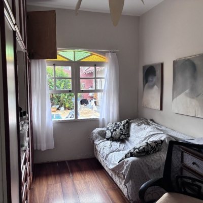 Casa Residencial com 240m², 3 quartos (sendo 1 suíte), 2 garagens, no bairro Córrego Grande em Florianópolis