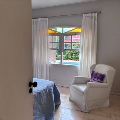 Casa Residencial com 240m², 3 quartos (sendo 1 suíte), 2 garagens, no bairro Córrego Grande em Florianópolis