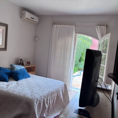 Casa Residencial com 240m², 3 quartos (sendo 1 suíte), 2 garagens, no bairro Córrego Grande em Florianópolis