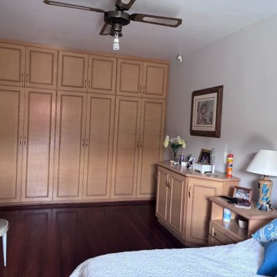 Casa Residencial com 240m², 3 quartos (sendo 1 suíte), 2 garagens, no bairro Córrego Grande em Florianópolis