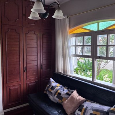 Casa Residencial com 240m², 3 quartos (sendo 1 suíte), 2 garagens, no bairro Córrego Grande em Florianópolis