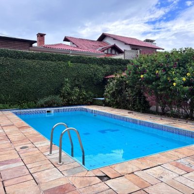 Casa Residencial com 240m², 3 quartos (sendo 1 suíte), 2 garagens, no bairro Córrego Grande em Florianópolis
