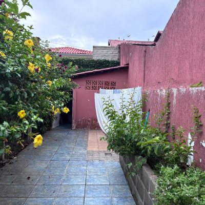 Casa Residencial com 240m², 3 quartos (sendo 1 suíte), 2 garagens, no bairro Córrego Grande em Florianópolis