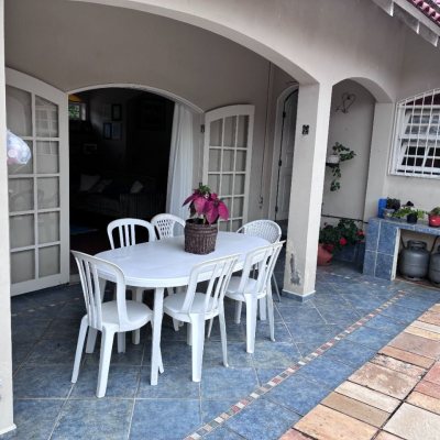 Casa Residencial com 240m², 3 quartos (sendo 1 suíte), 2 garagens, no bairro Córrego Grande em Florianópolis