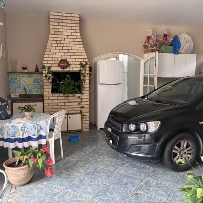 Casa Residencial com 240m², 3 quartos (sendo 1 suíte), 2 garagens, no bairro Córrego Grande em Florianópolis