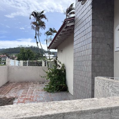 Casa Residencial com 240m², 3 quartos (sendo 1 suíte), 2 garagens, no bairro Córrego Grande em Florianópolis