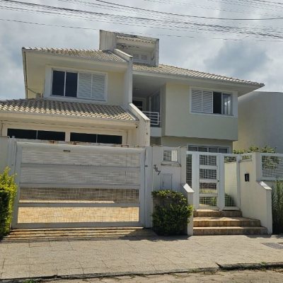 Casa Residencial com 339m², 3 quartos (sendo 3 suítes), 3 garagens, no bairro Santa Mônica em Florianópolis