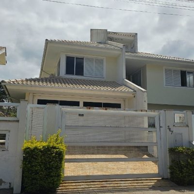 Casa Residencial com 339m², 3 quartos (sendo 3 suítes), 3 garagens, no bairro Santa Mônica em Florianópolis